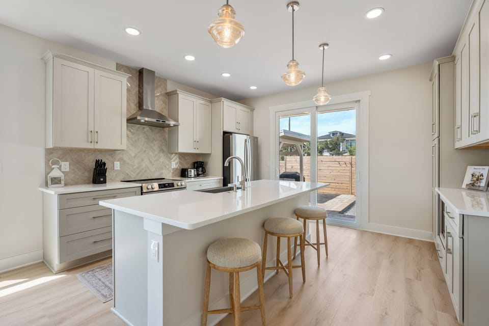 Chef's kitchen w/ quartz CTs, soft close cabinets & SS appliances 