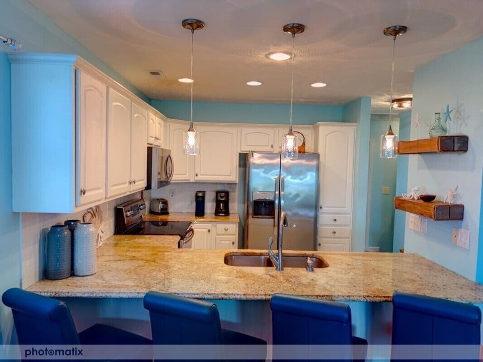 Kitchen with Seating for 4