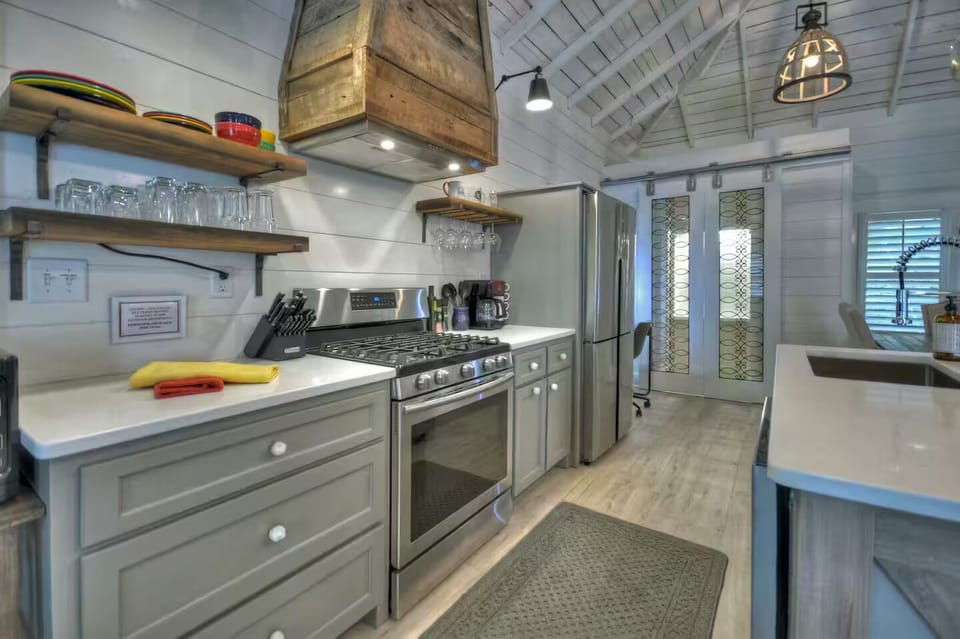 Modern and fully equipped kitchen