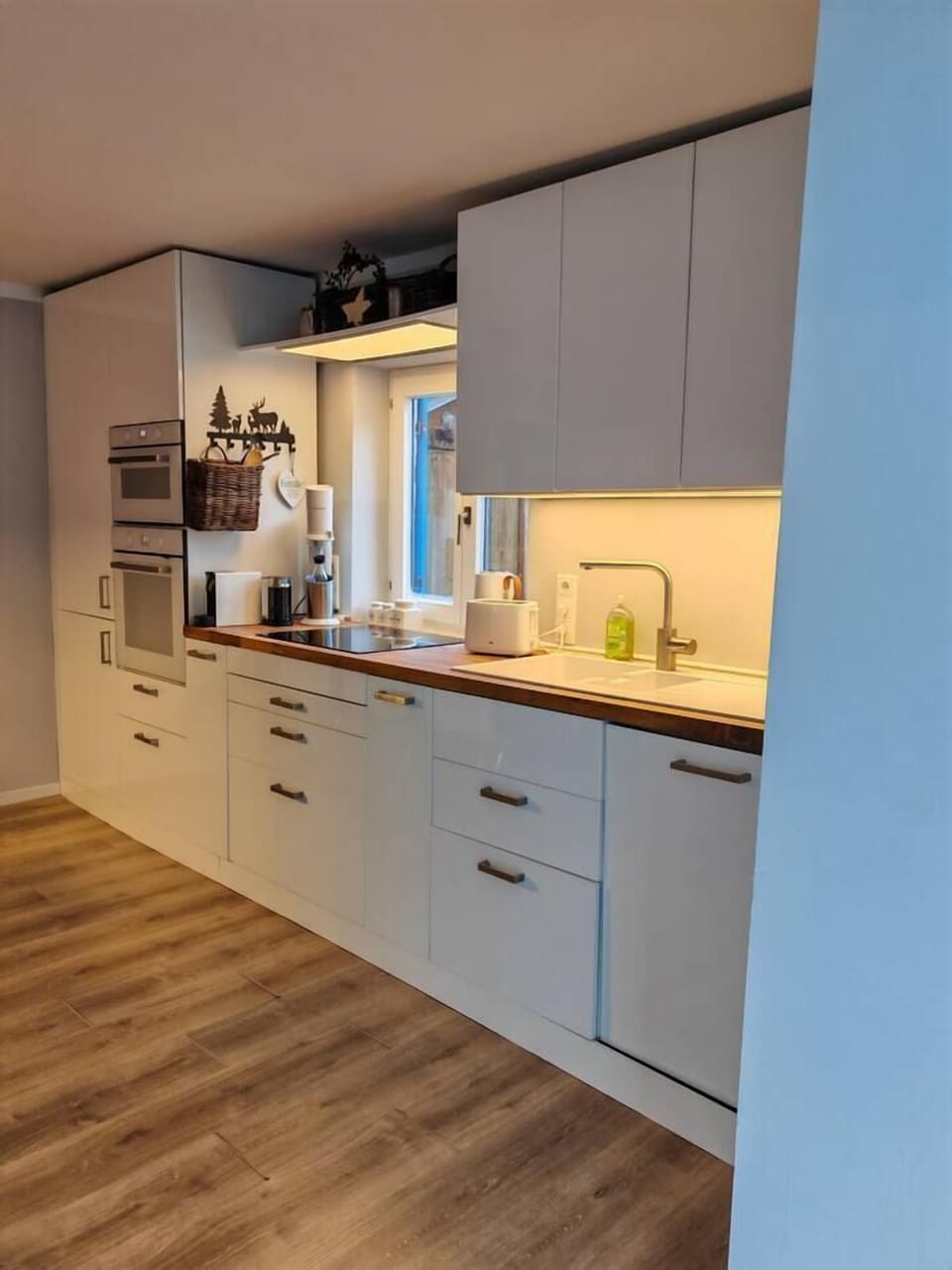 cbff7c82-b5fb-43ae-ae1d-308c843c8760