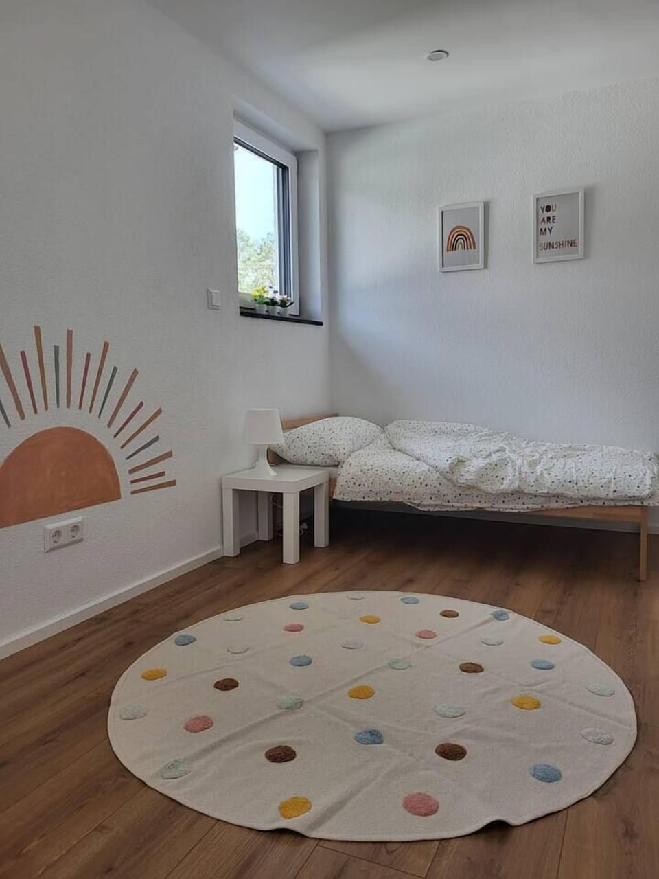 das schöne Kinderzimmer im Obergeschoss bietet Platz für 2 Kinder zum schlafen und spielen
