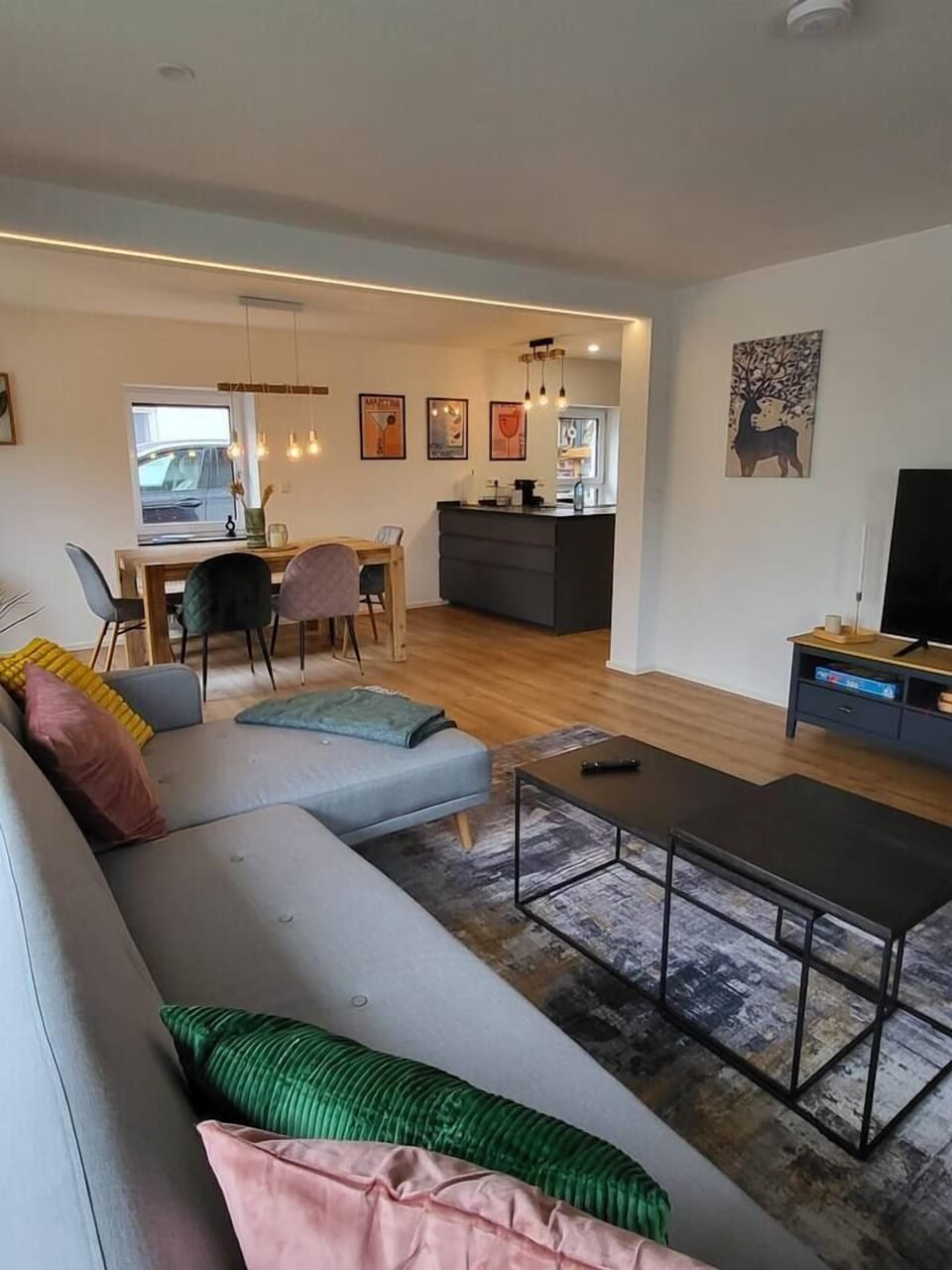 Blick vom Sofa in den Essbereich und die offene Küche
