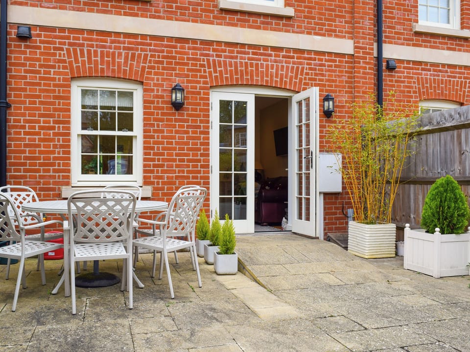 Sitting-out-area | The Mount View, Towcester