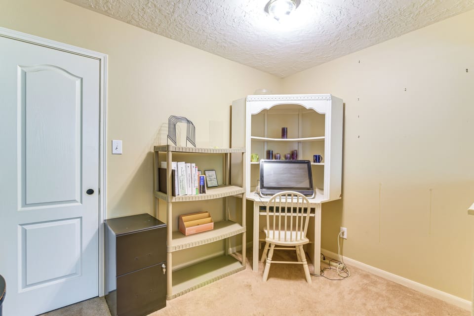 Den | 2nd Floor | Desk | Computer