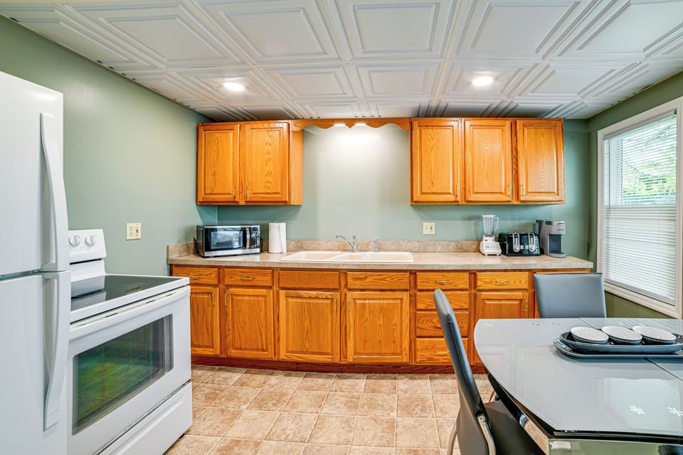 Kitchen & Dining Area | Toaster | Blender | Dishware & Flatware
