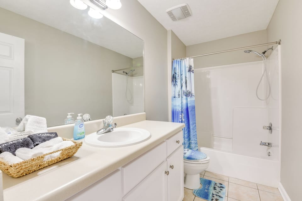 Full Bathroom | Complimentary Toiletries