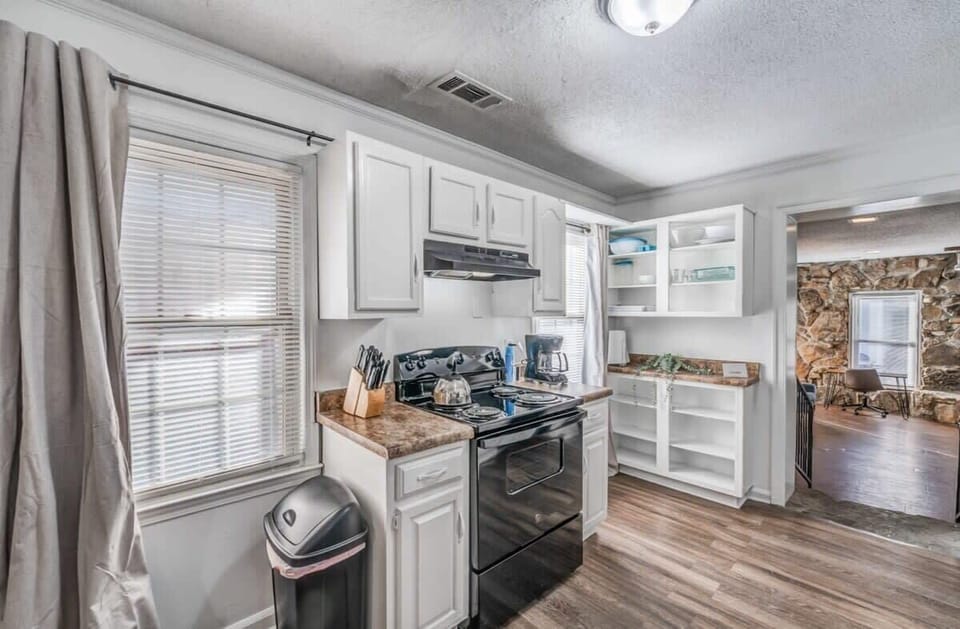 Complete kitchen amenities