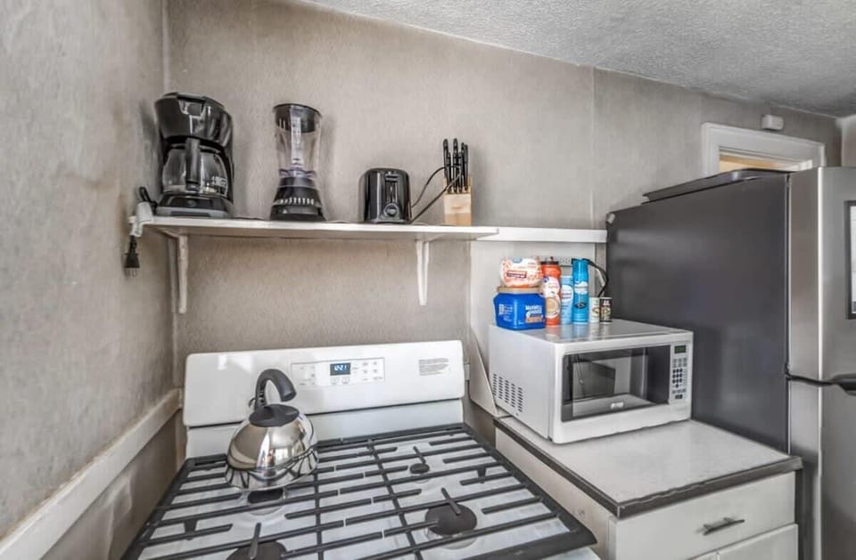Fully equipped space for cooking.