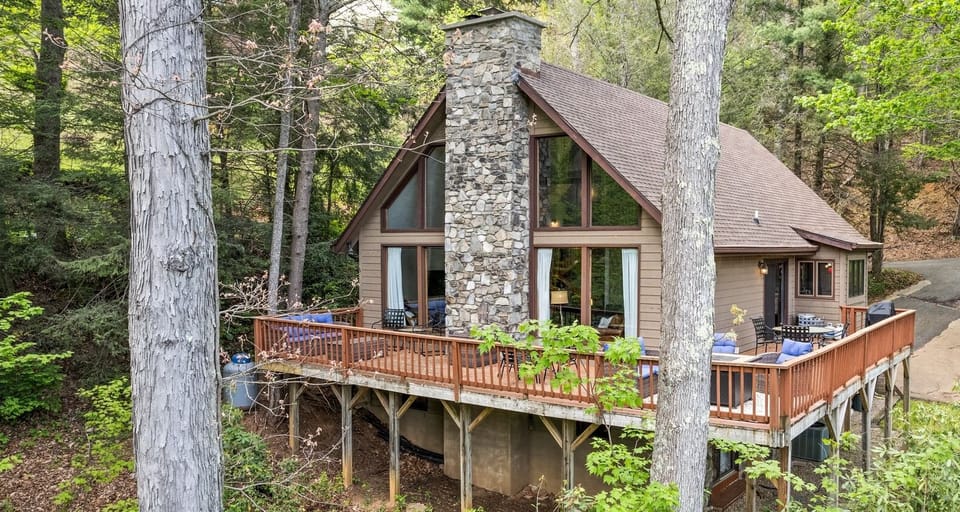 Charming mountain retreat nestled among the trees, your cozy escape awaits!