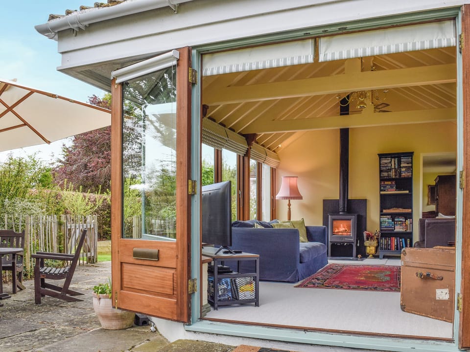 Sitting-out-area | Lomond Cottage, Garsington