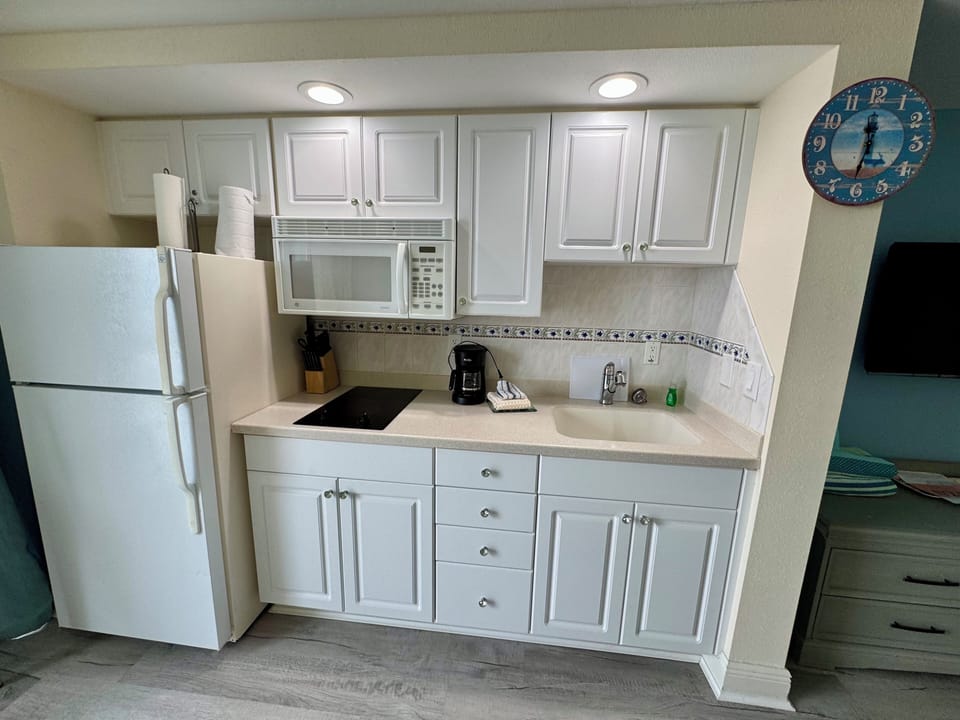 Fully equipped kitchenette to comfortable make your meals