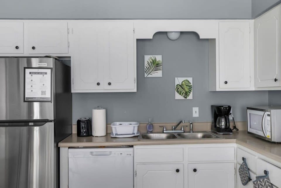 Complete kitchen amenities