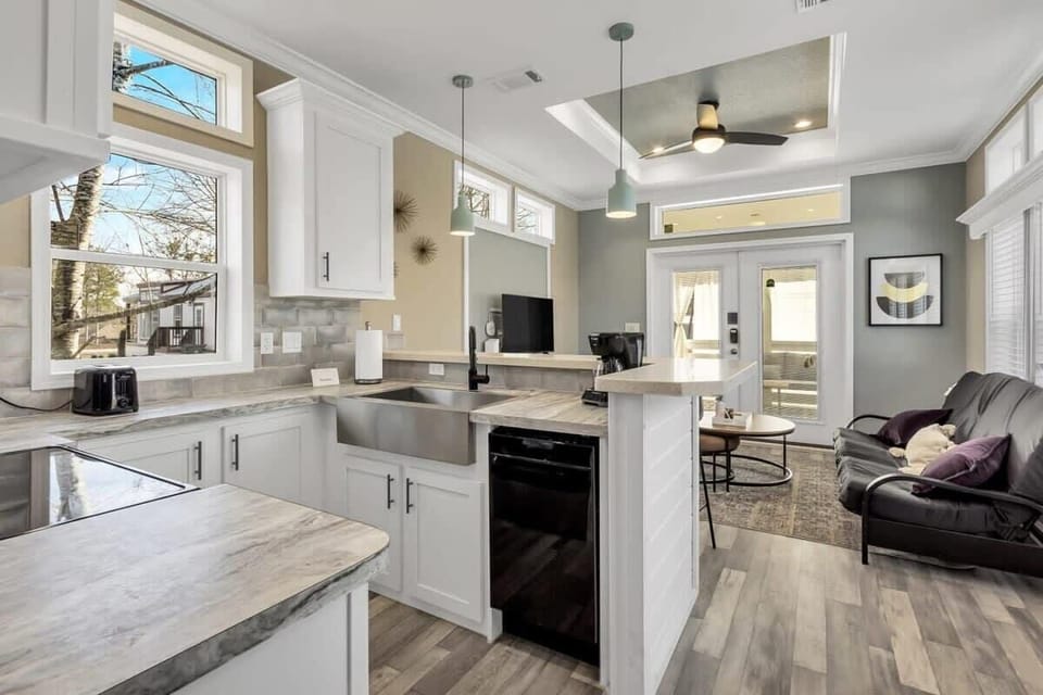 Complete kitchen amenities