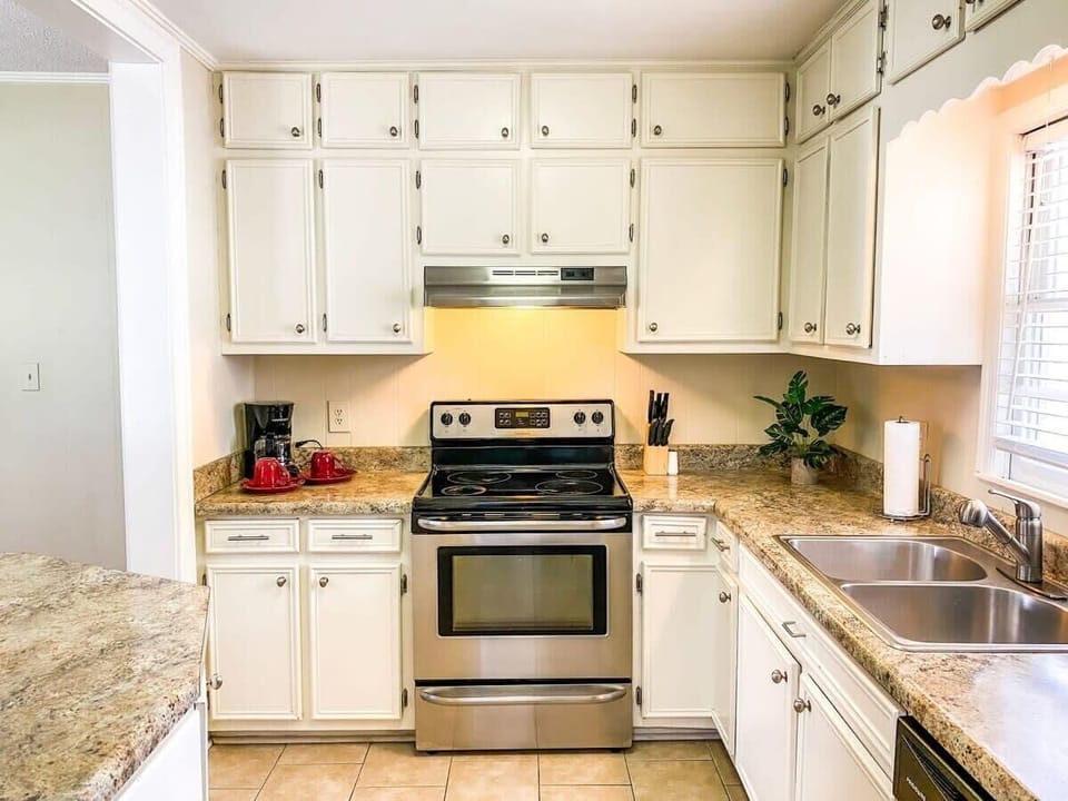 Full kitchen