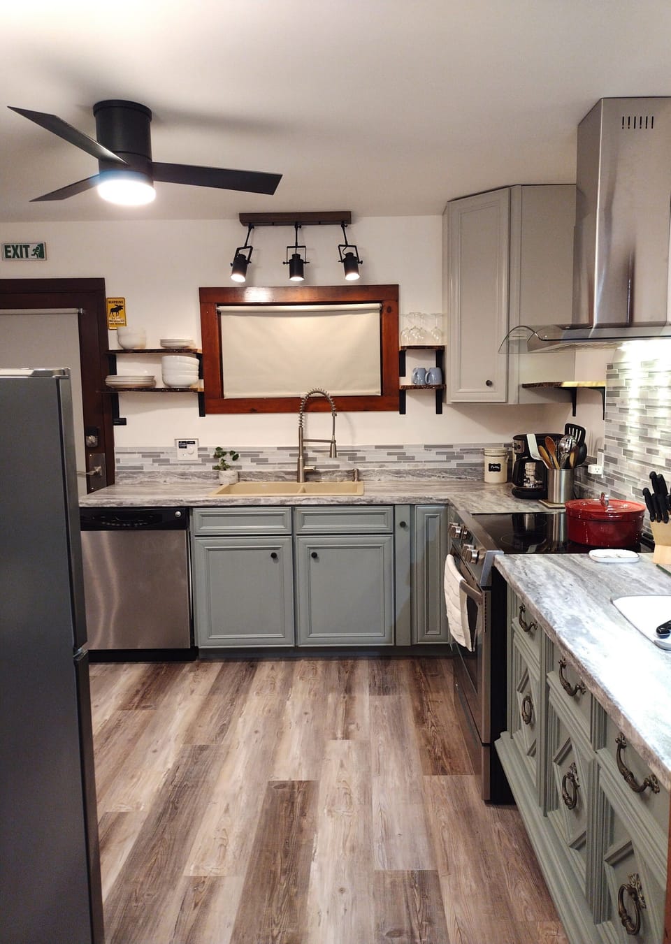 Yes there is a dishwasher and it's not you