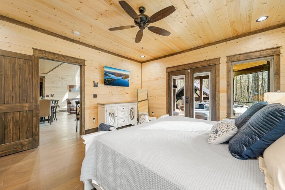 Master Bedroom with king bed and ensuite