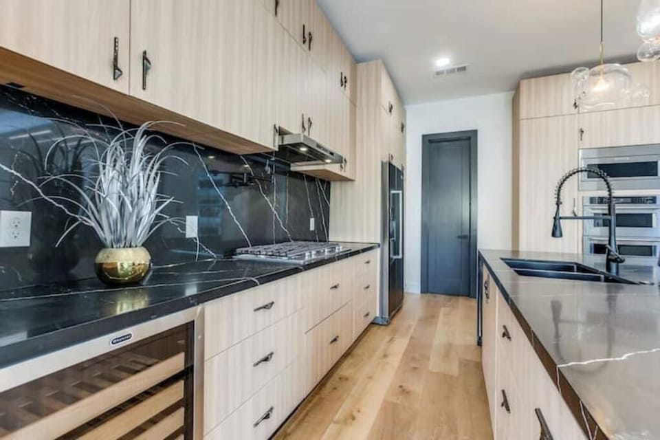 Well equipped chef's kitchen