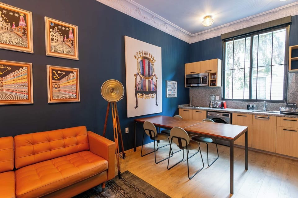 Sala de estar con sillón y TV 