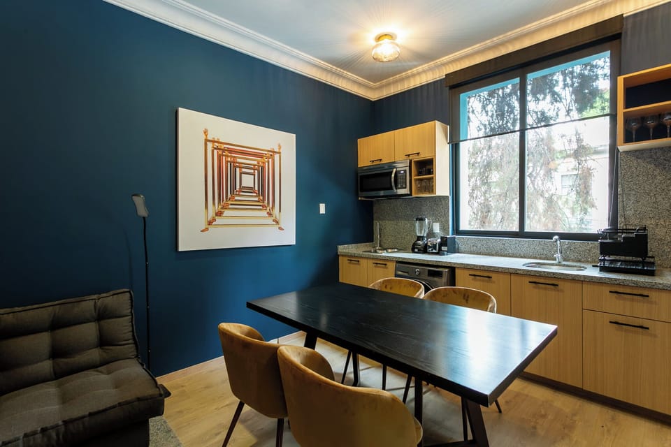 Sala de estar con comedor para 4 perssonas y cocina equipada 