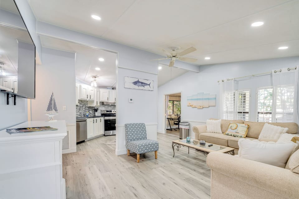 Lady Lake Vacation Rental | 3BR | 1.5BA | 912 Sq Ft | 3 Steps to Enter