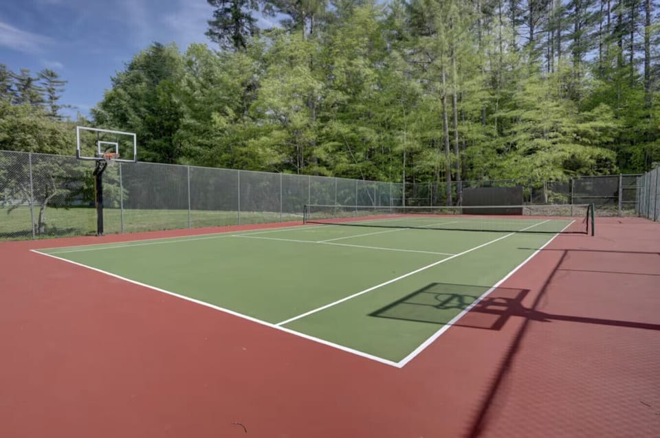Basketball and tennis courts available to you