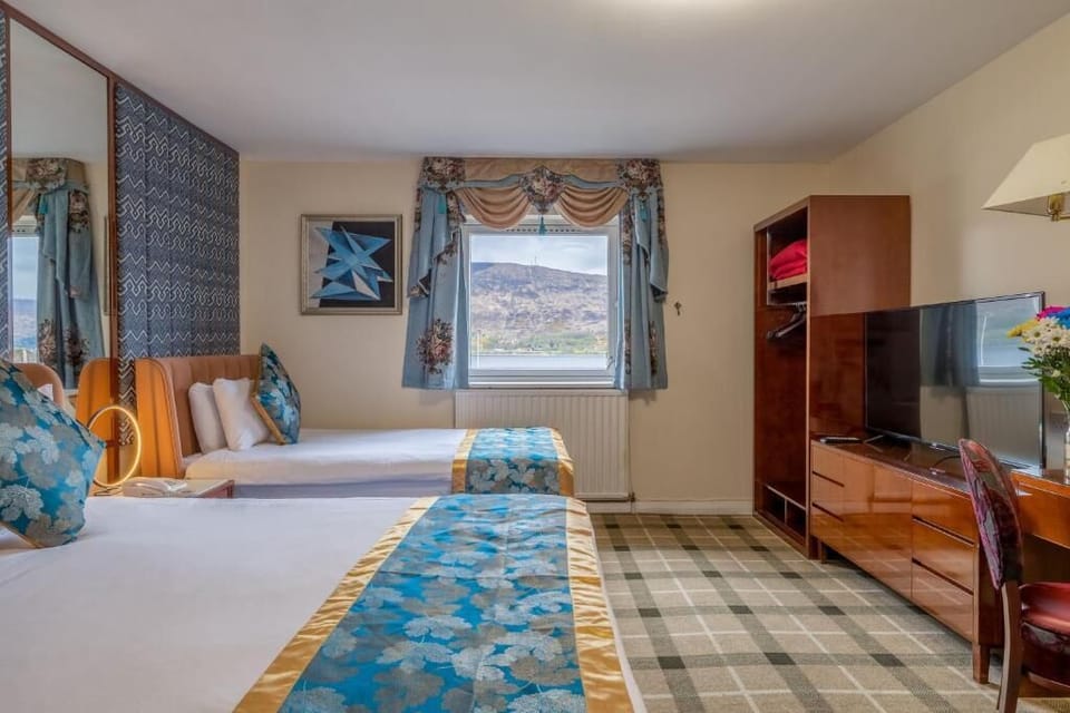 1 King bed and Single bed