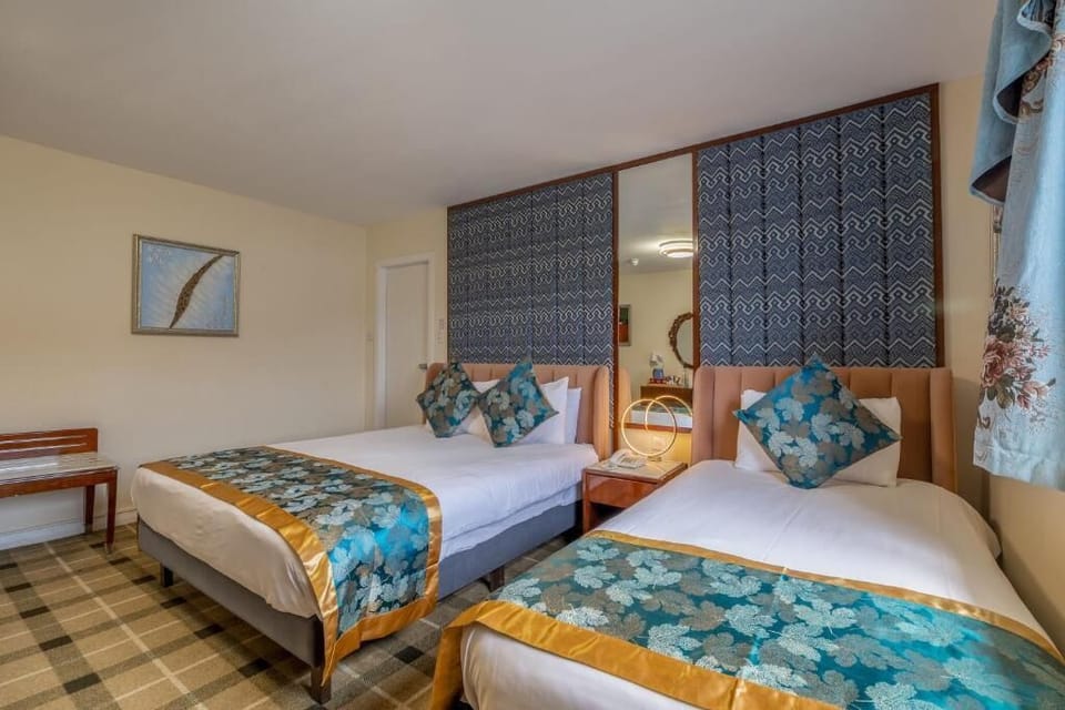 1 King bed and Single bed