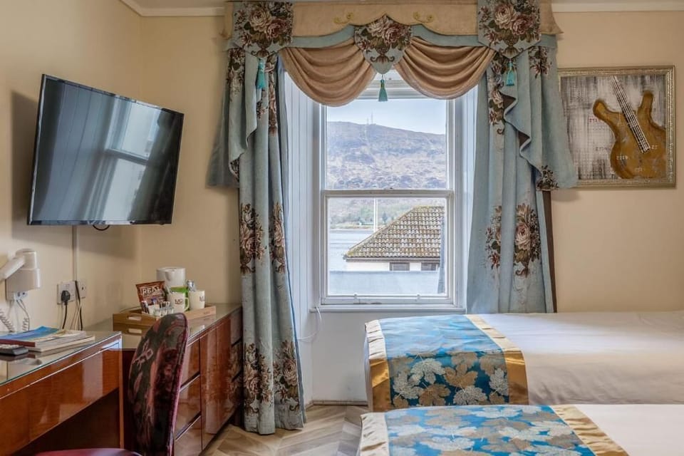 Twin beds with Loch view