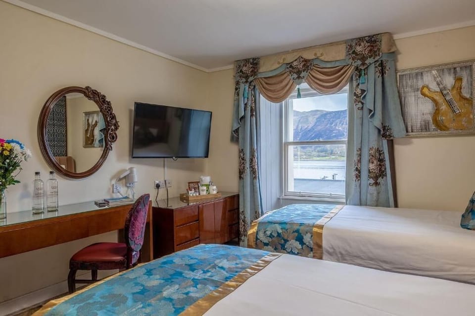 Twin beds with Loch view