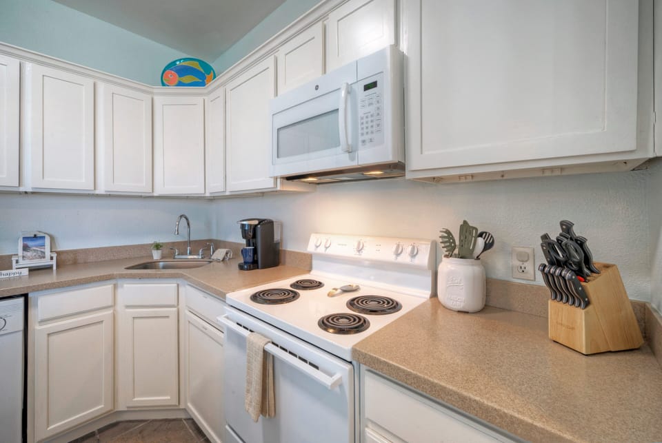 Fully equipped kitchen (Unit 101)