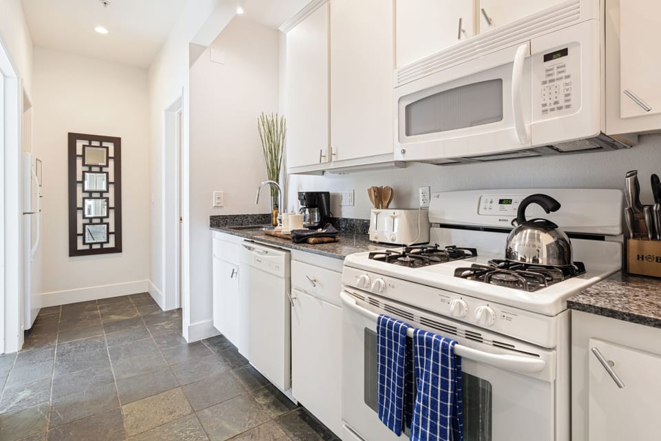 Fully equipped kitchen. (Cayucan Bungalow 220)