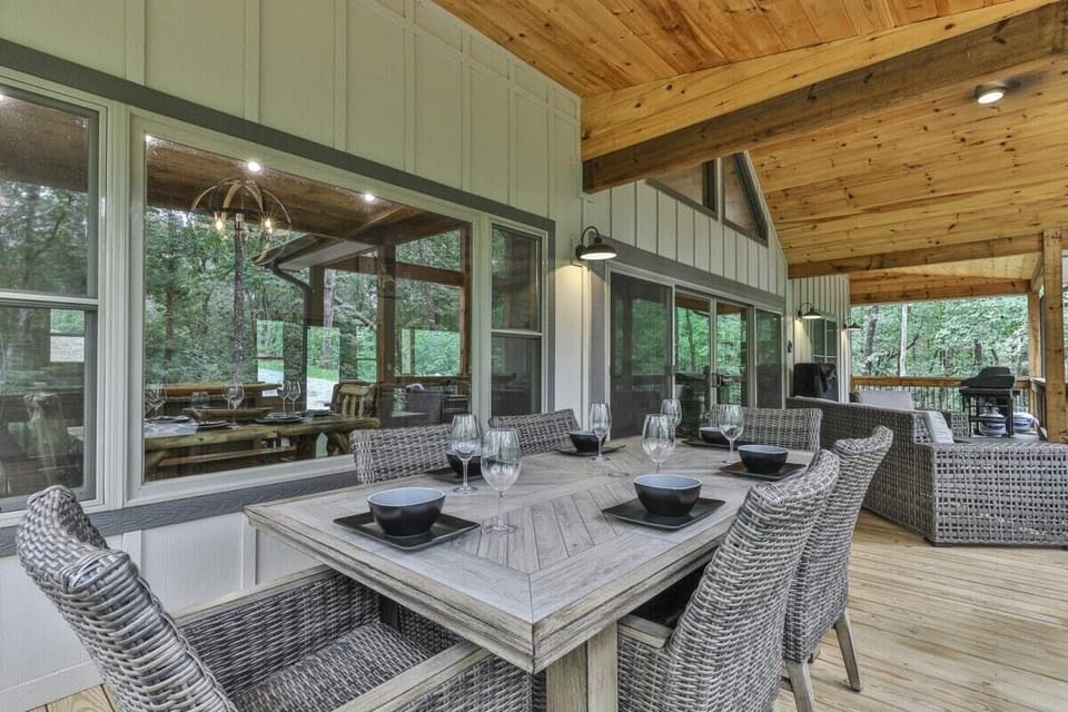 What an amazing luxury cabin rental in the North Georgia Mountains!
