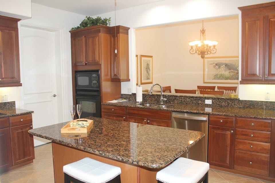 Granite-Stainless Kitchen with large Island
