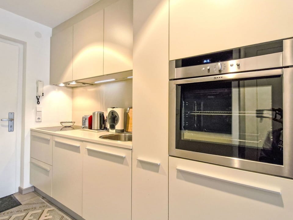 Kitchen, Kitchen Appliance, Major Appliance, Interior Design, Countertop, Cabinetry, Flooring, Home Appliance, Ceiling, Floor