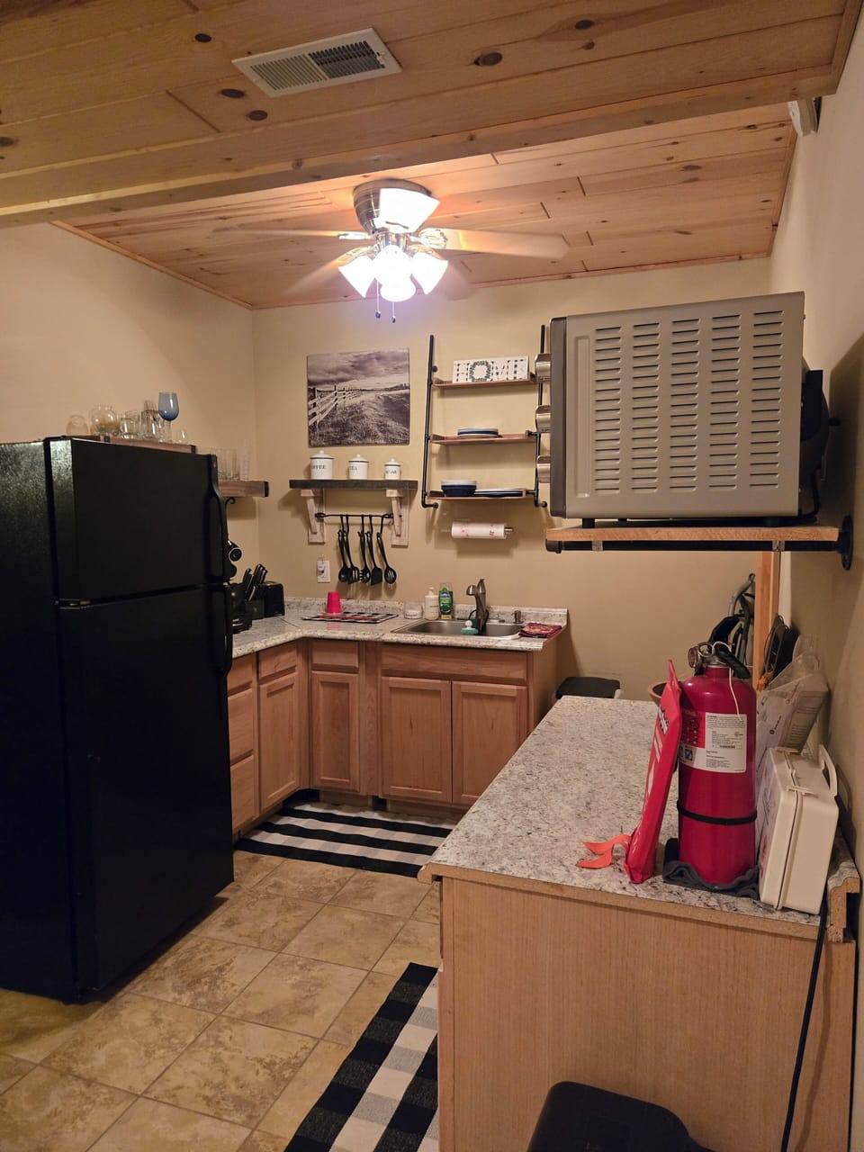  kitchenette, refrigerator, microwave, toaster oven 