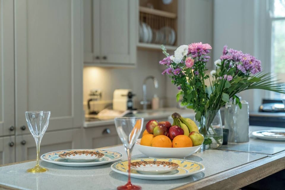 Niru Experience offers the perfect combination of convenience and functionality, with a small kitchen and a dining table at your disposal. 