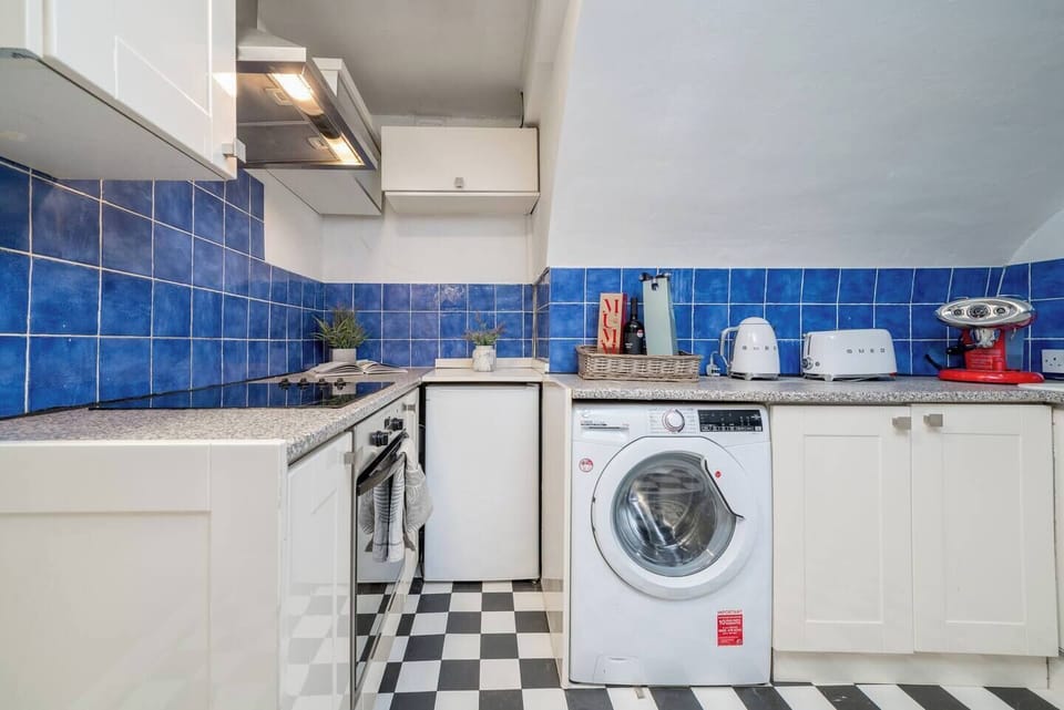 Whether you're cooking a full meal or just grabbing a quick snack, this kitchen provides everything you need for a comfortable and enjoyable stay.