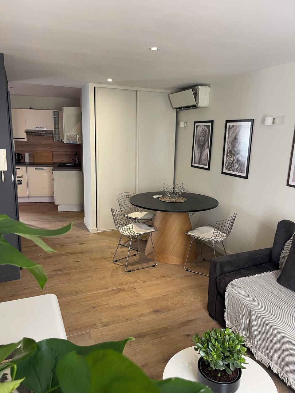 Dining area with four chairs and air conditioning 