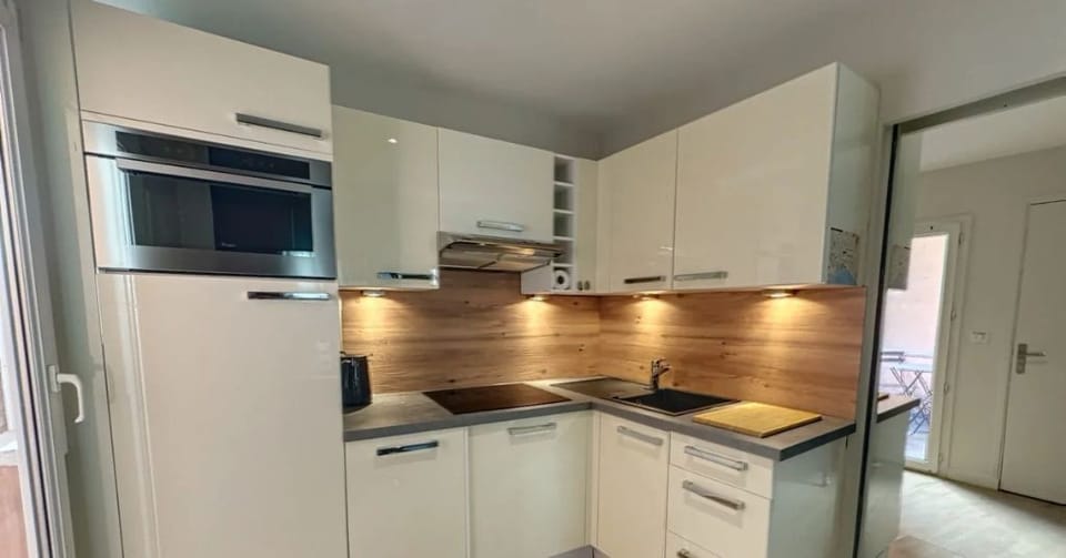 Fully equipped kitchen with dishwasher, washing machine, hob kettle and fridge