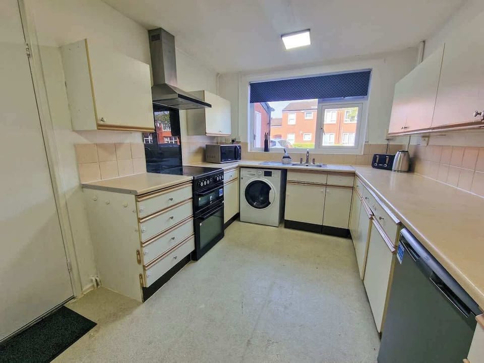 Fully equipped kitchen with everything you need including microwave, kettle, toaster and complimentary tea and coffee to get you started