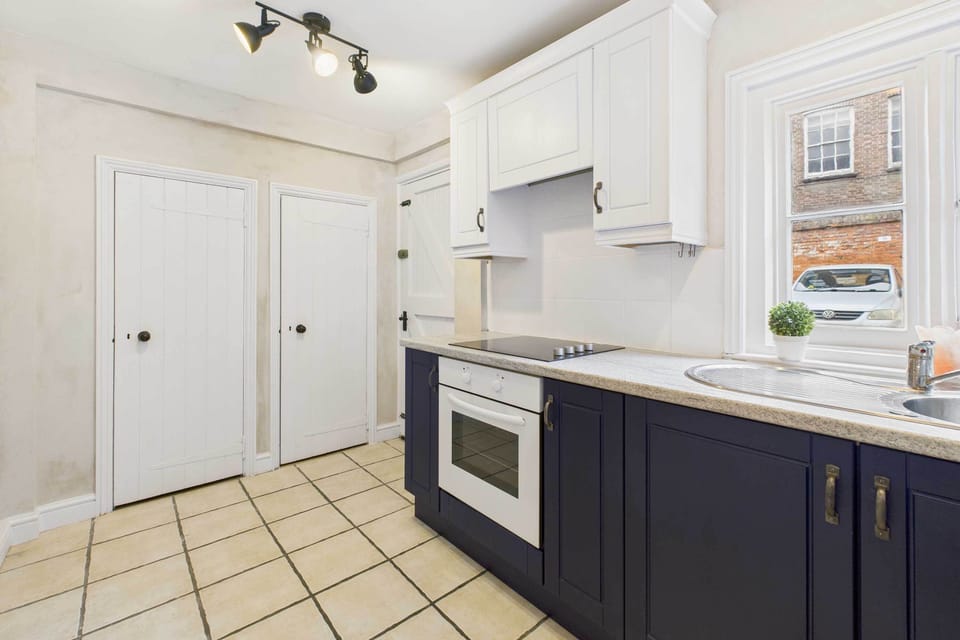 Dame Alice Street, Bedford - Host & Stay