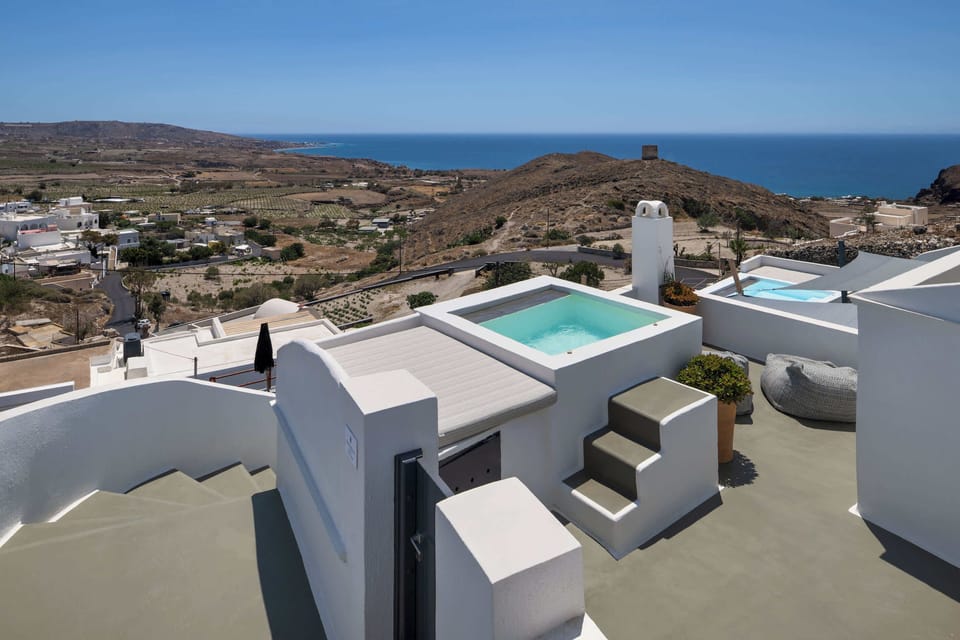 Terrace with Jacuzzi Overlooking the Aegean
Ultimate relaxation with unobstructed sea and sunset views.
