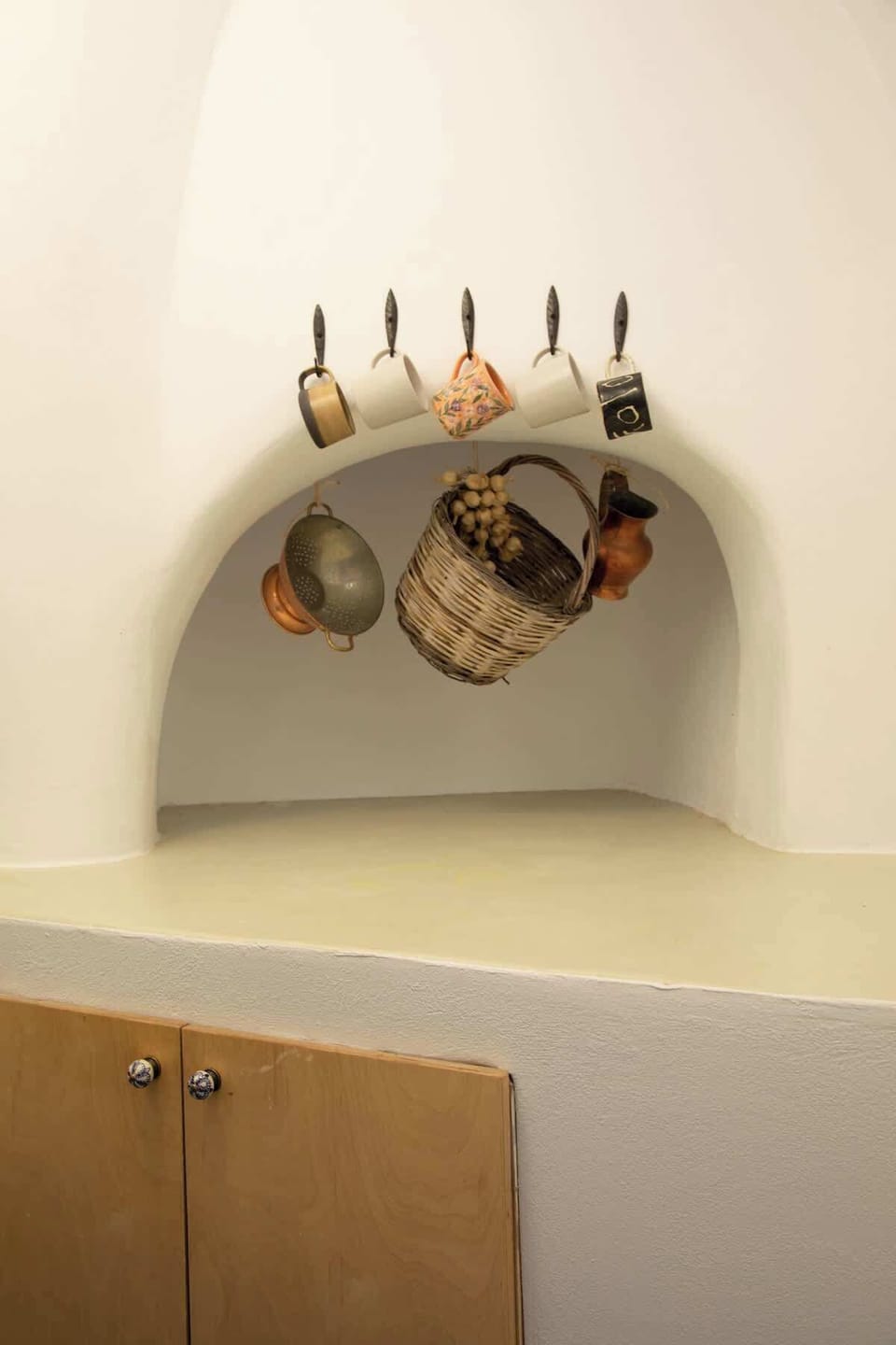 Traditional Decorative Wall Piece in Kitchenette Area
A unique handcrafted detail adding a touch of local tradition and authenticity to the space.