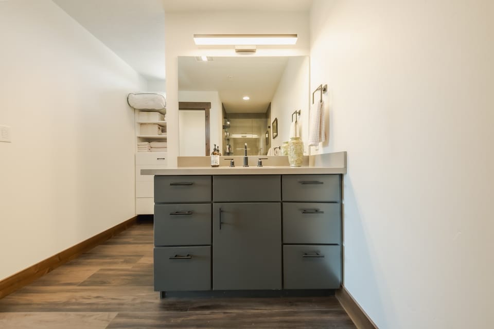 Ensuite bathroom with stand-up shower 