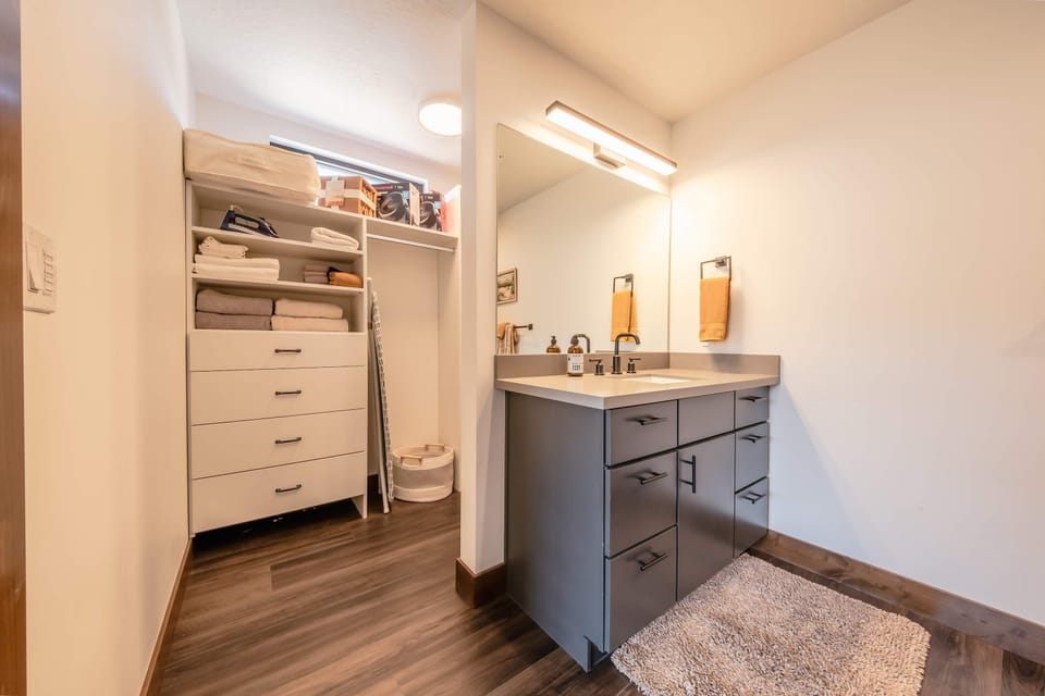 Ensuite bathroom with stand-up shower 