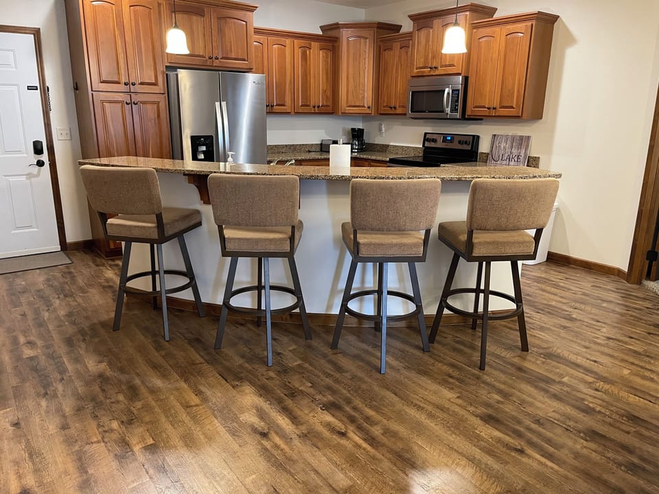 Breakfast bar with 4 chairs