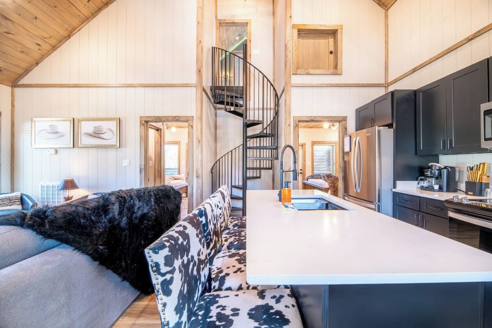Suite Retreat's kitchen and dining area