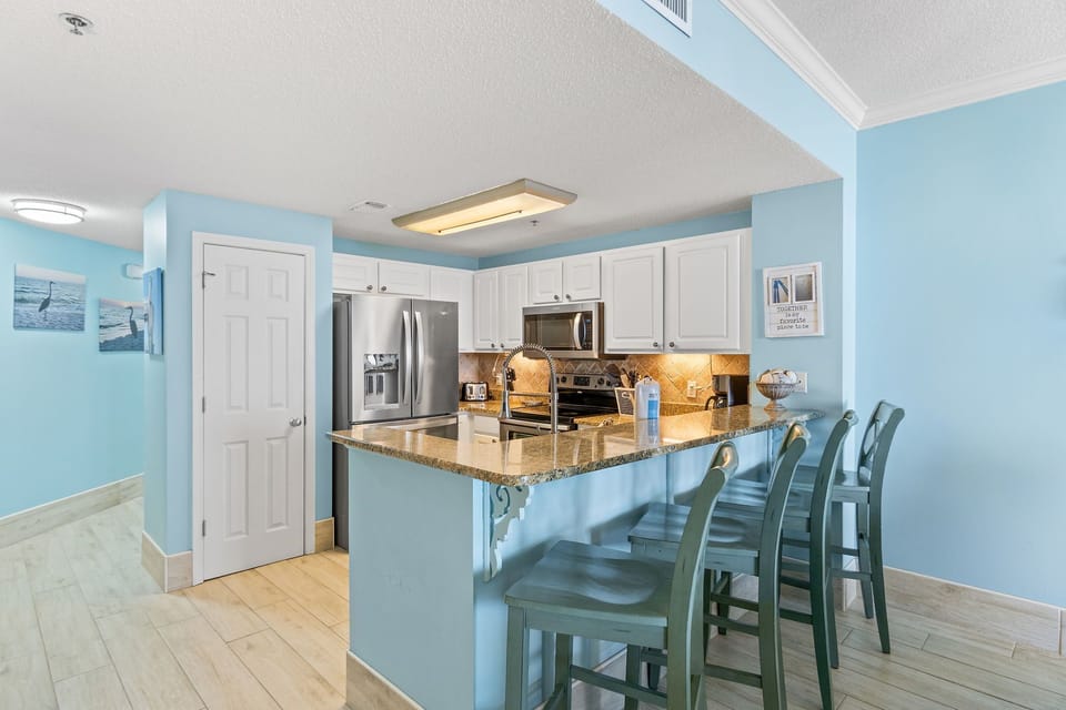 Eat-in kitchen bar seating