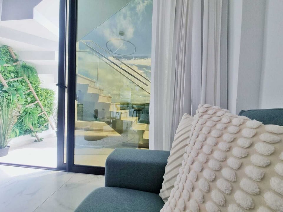 Amoré Skyline Luxe Condo with/Rooftop (2282)