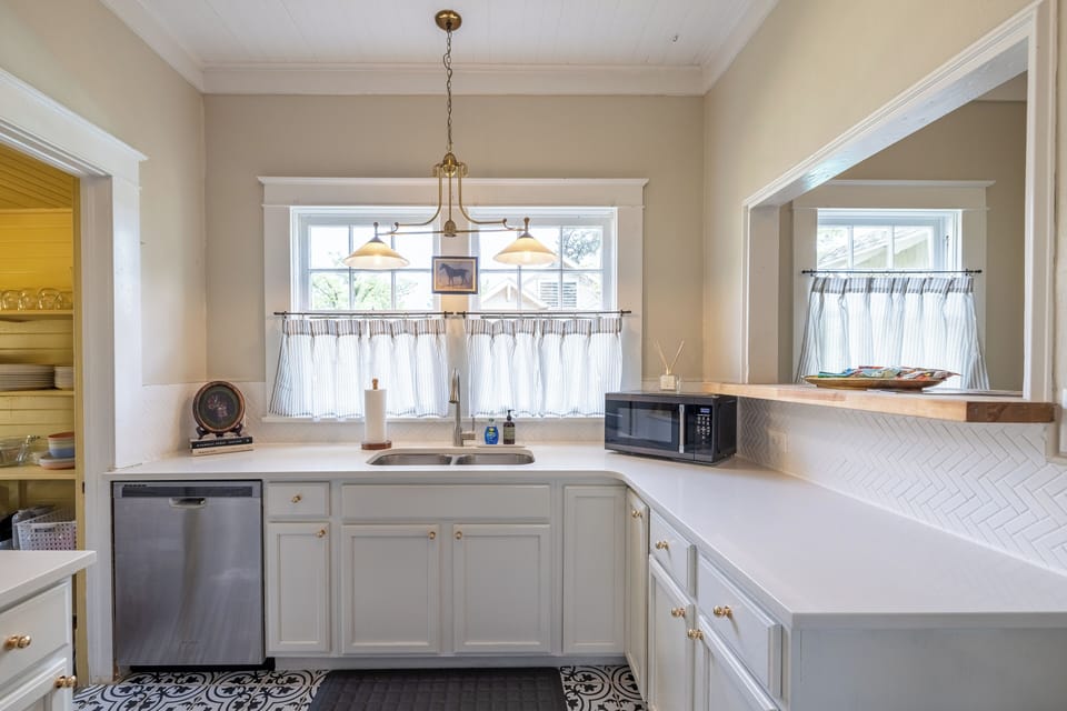 Full kitchen with plenty of space for family dinner!